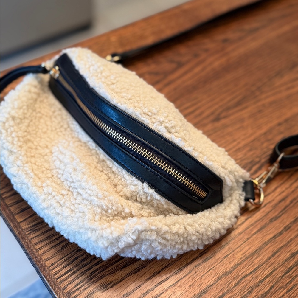GREAT FOR WINTER! Stylish Cream and Black Sherpa Crossbody Bag - Picture 2 of 8